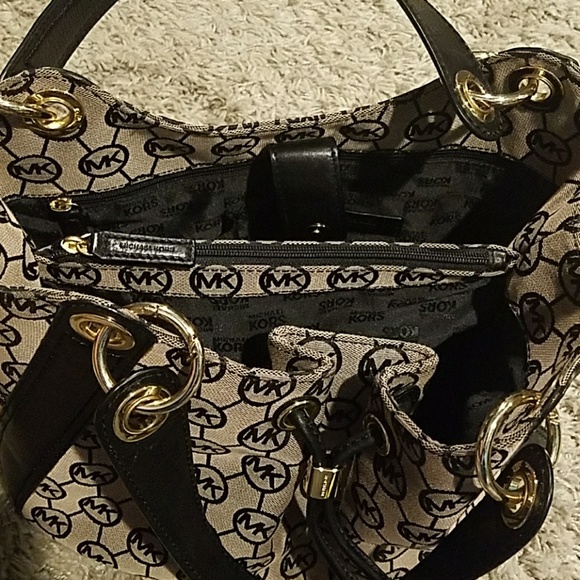 MICHAEL KORS Authentic Handbag - Picture 4 of 8